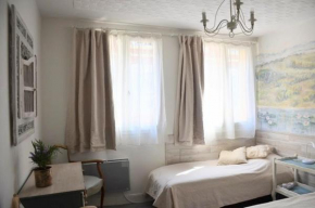 Petite chambre dans maison d'artiste centre ville